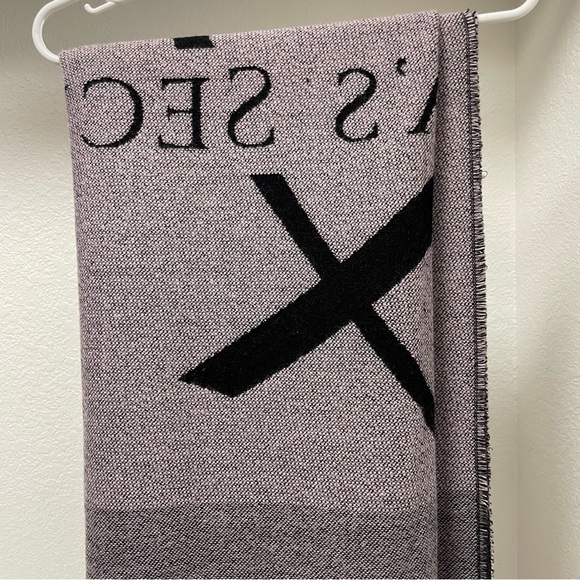 Victoria’s Secret 💕Lightweight soft & cozy throw blanket - Picture 7 of 9